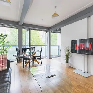 https://modern-stratford-apartment.brighton-hotels-england.com